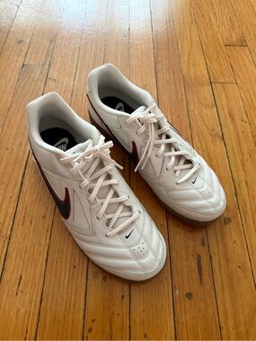 Nike Men’s White Indoor Soccer Shoes with Black & Red Swoosh Nike Gato Brand NEW